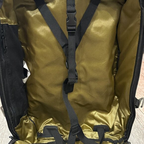 Victorinox Rolling Suitcase – Hard to Find – Retails $500 - Picture 9 of 9